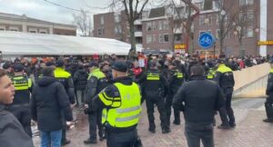 Galatasaray maçı öncesi kavga çıktı! Hollandalı polislerden sert müdahale
