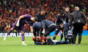 Galatasaray’da Mauro Icardi sahayı sedyeyle terk etti