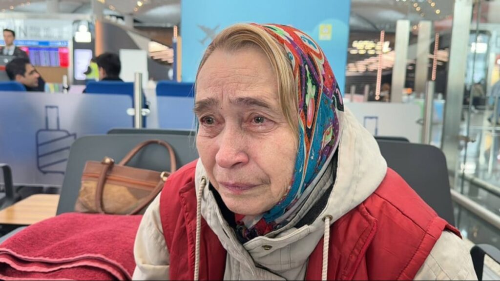 Havaalanında 1.5 aydır uçmayı bekliyor