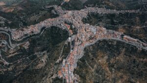 Köyün içine giren fark etmiyor, dışardan gören hayret ediyor