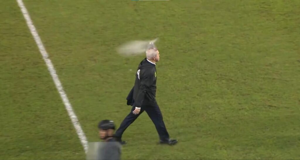 Meksika Milli Takımı Teknik Direktörü Javier Aguirre’in yüzü maç sonrası kanlar içinde kaldı