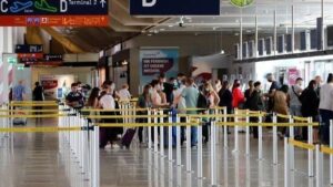 Osmanlı sultanı gibi dolaşan kadın gümrüğe takıldı