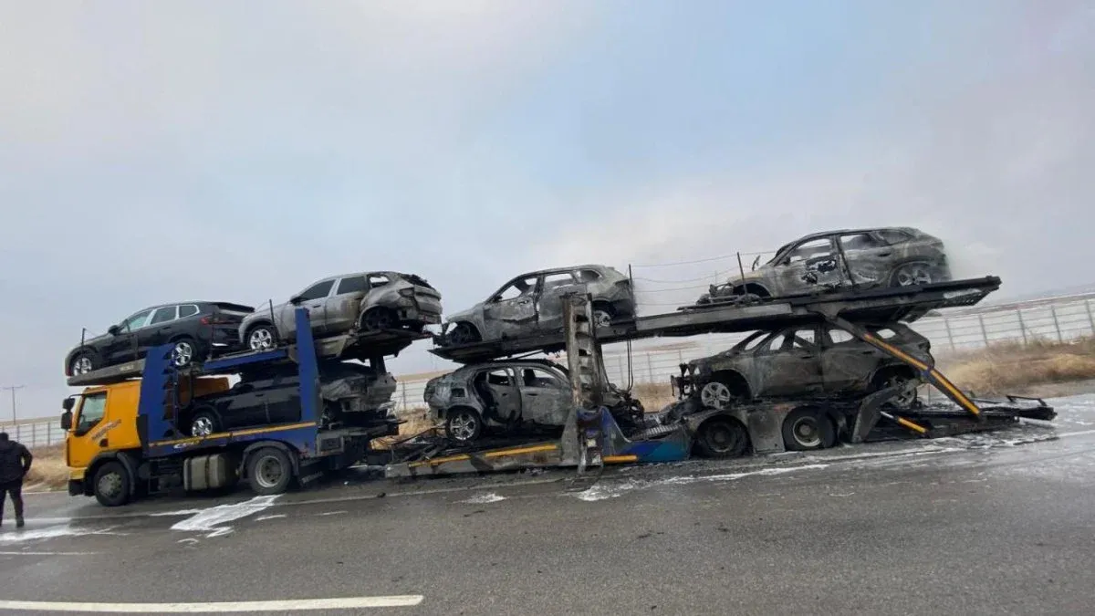 Otomobil taşıyan Tır alev aldı sürücüsü dikiz aynasından son anda farkedip kurtuldu