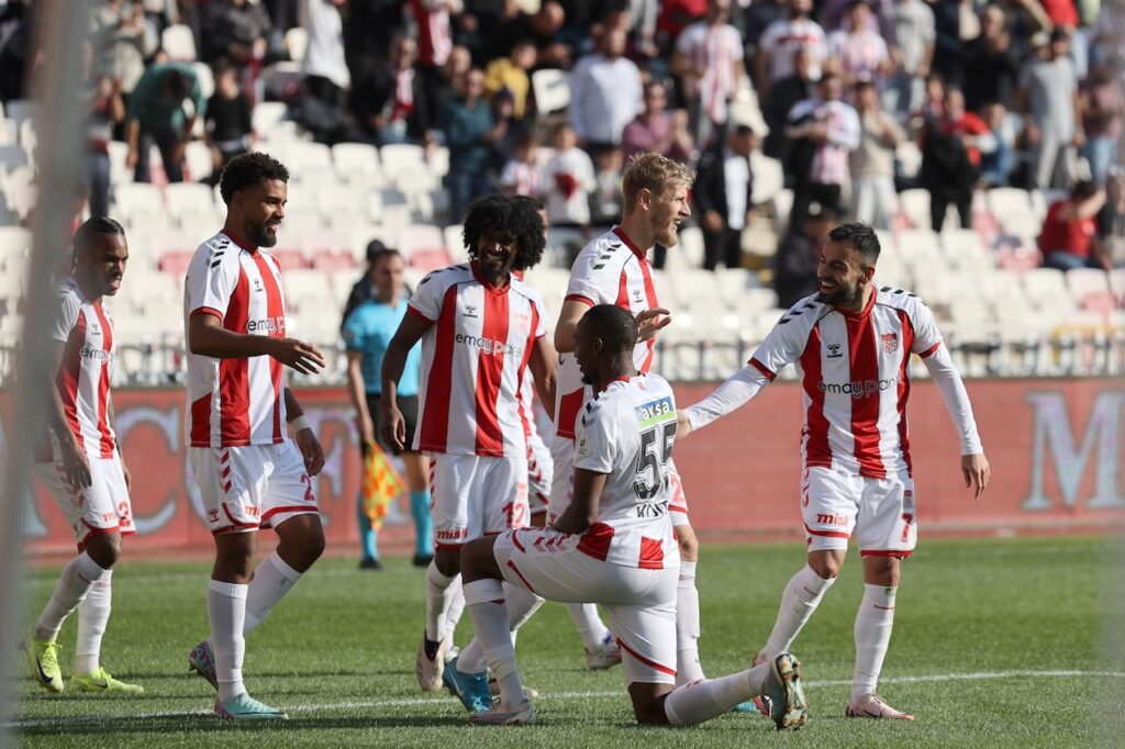 Sivasspor 10 kişiyle Rizespor’u mağlup etti