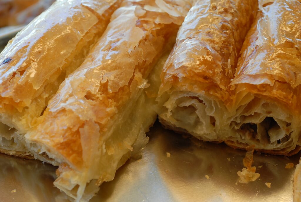 Ünlü firmanın ismini kullanıyorlardı! Kıymalı böreğinden çıkmayan kalmadı