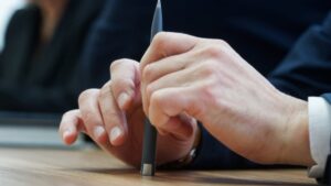 Ailesinin işinde çalışmamak için parmaklarını kesti!