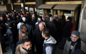 Bankaların önünde uzun kuyruklar oluştu: ATM’ler para vermiyor