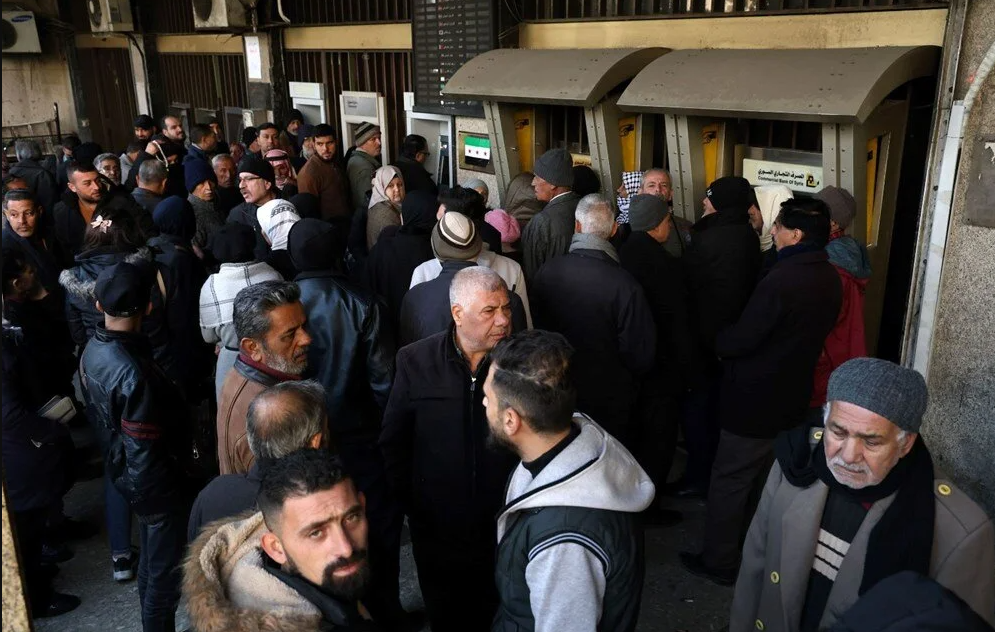 Bankaların önünde uzun kuyruklar oluştu: ATM’ler para vermiyor