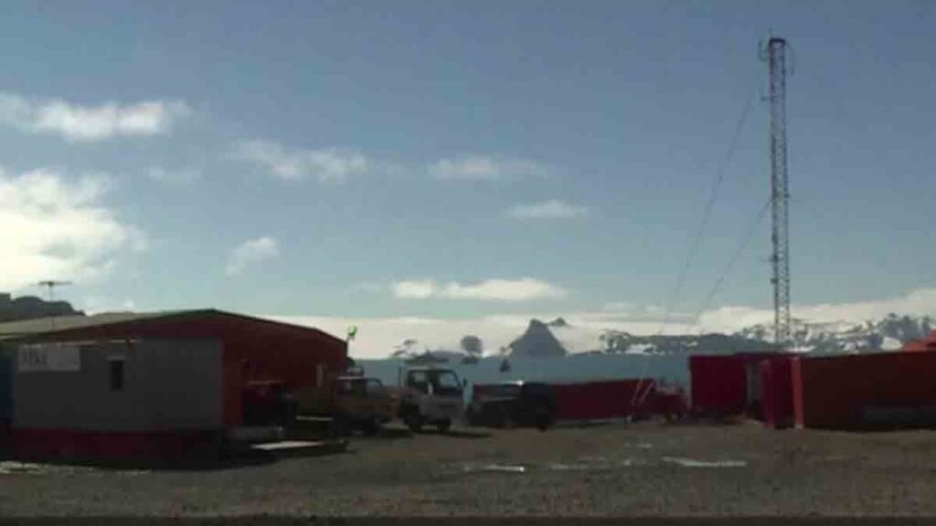 Bu köyde yaşamak isteyen herkesin önce ameliyat olması gerekiyor!