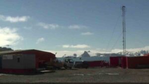 Bu köyde yaşamak isteyen herkesin önce ameliyat olması gerekiyor!