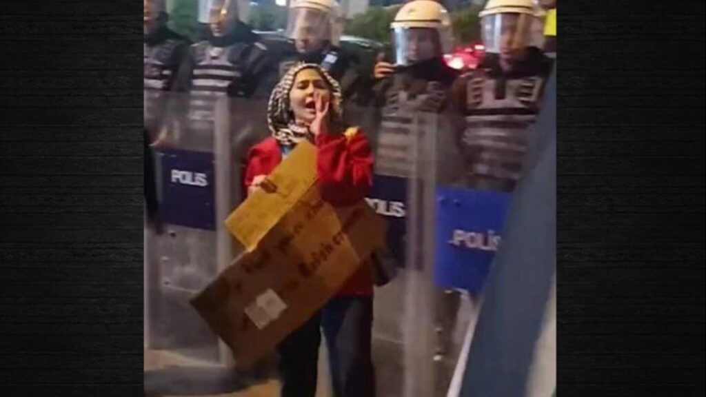 ‘Çıplak aramaya maruz bırakıldık’