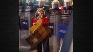 ‘Çıplak aramaya maruz bırakıldık’