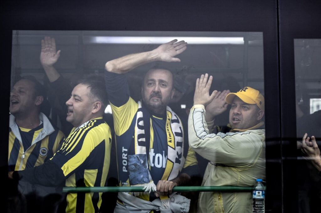 Fenerbahçe taraftarı 26 otobüsle derbide