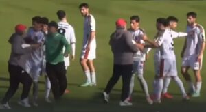 Golü yiyince çıldırdı! Oyuncusunu dövmeye kalktı