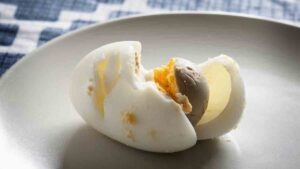 Haşlanan yumurtanın sarısındaki griliğin nedeni aslında bir tepkiymiş! Bilim tüketmenin güvenli olup olmadığını açıkladı