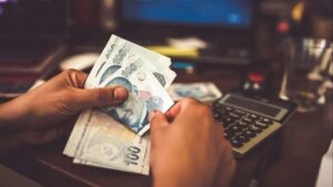 İşçi masaya 5105 lira kayıpla oturuyor