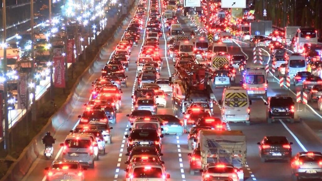 İstanbul’da trafik kilit! Yoğunluk yüzde 90’ı buldu