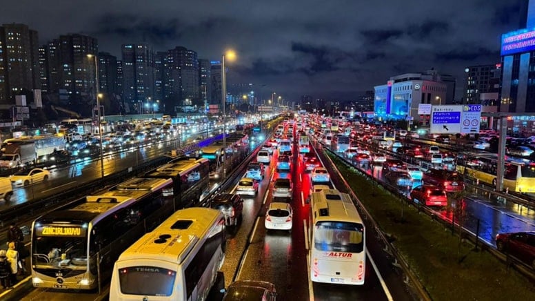 İstanbul’da yılbaşı öncesi trafik yoğunluğu