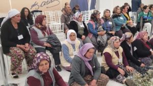 Köylerine fabrika yapılmasını istemeyen köylülerden zeytin dallı eylem