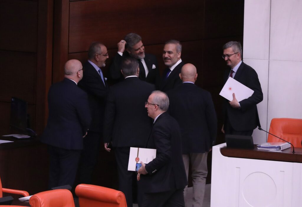 Meclis’te dikkat çeken kare: Sırrı Sakık ve Bakan Fidan sohbet etti