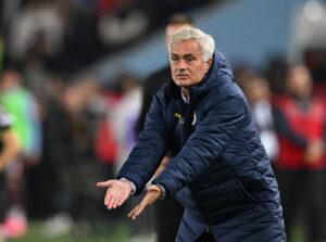 Mourinho İstanbul’dan ayrılıyor! Oyunculara izin verdi