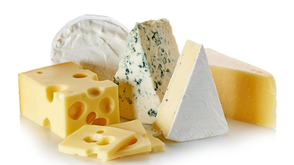 Peynirin içinde plastik parçalar çıktı: Marketlerden apar topar toplanıyor