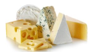 Peynirin içinde plastik parçalar çıktı: Marketlerden apar topar toplanıyor