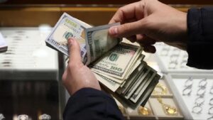 Sahte dolar krizinde yeni dalga: 100 doları 98 dolar olarak bozuyorlar