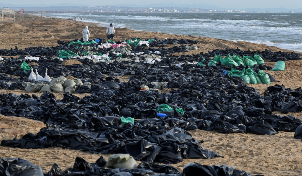 Tonlarca petrol suya karıştı, Karadeniz’de acil durum ilan edildi