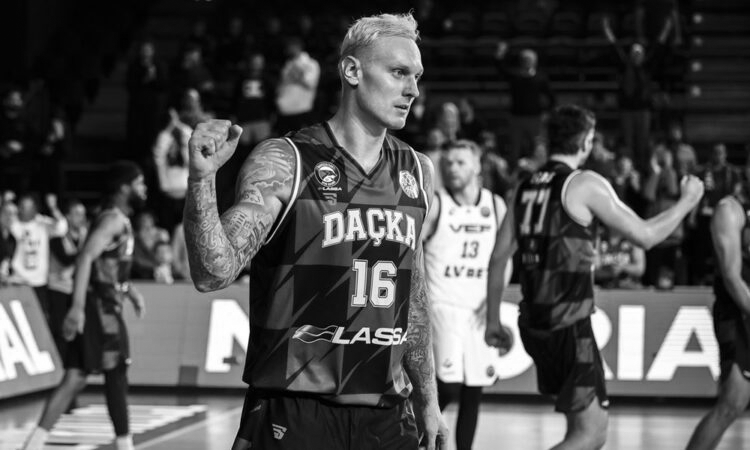 Türkiye’de oynayan ünlü oyuncu evinde ölü bulundu!