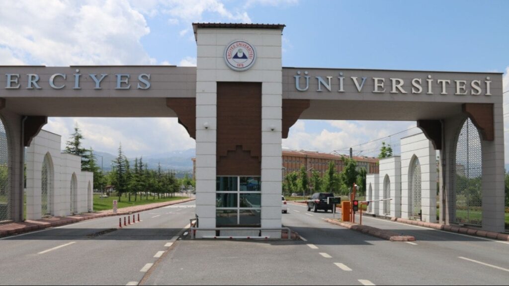 Üniversitede ‘pes’ dedirten ilan: Bari ismini yazsaydınız!