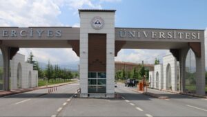 Üniversitede ‘pes’ dedirten ilan: Bari ismini yazsaydınız!