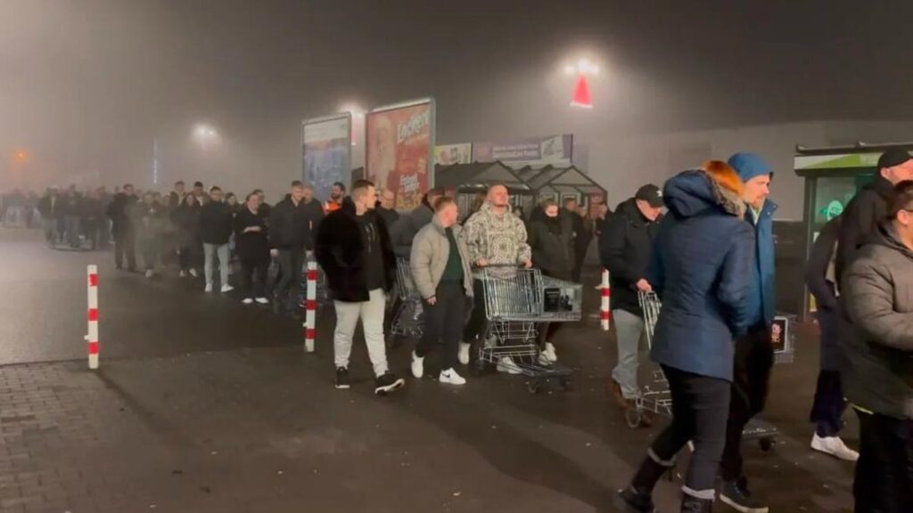 Yeni yıl öncesi ‘kutlama’ kuyruğu: 14 saat beklediler