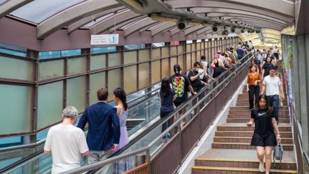 Yürüyen merdivende yürünür mü beklenir mi?