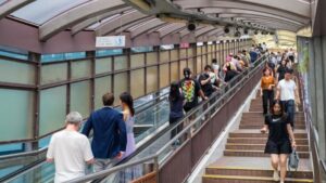 Yürüyen merdivende yürünür mü beklenir mi?