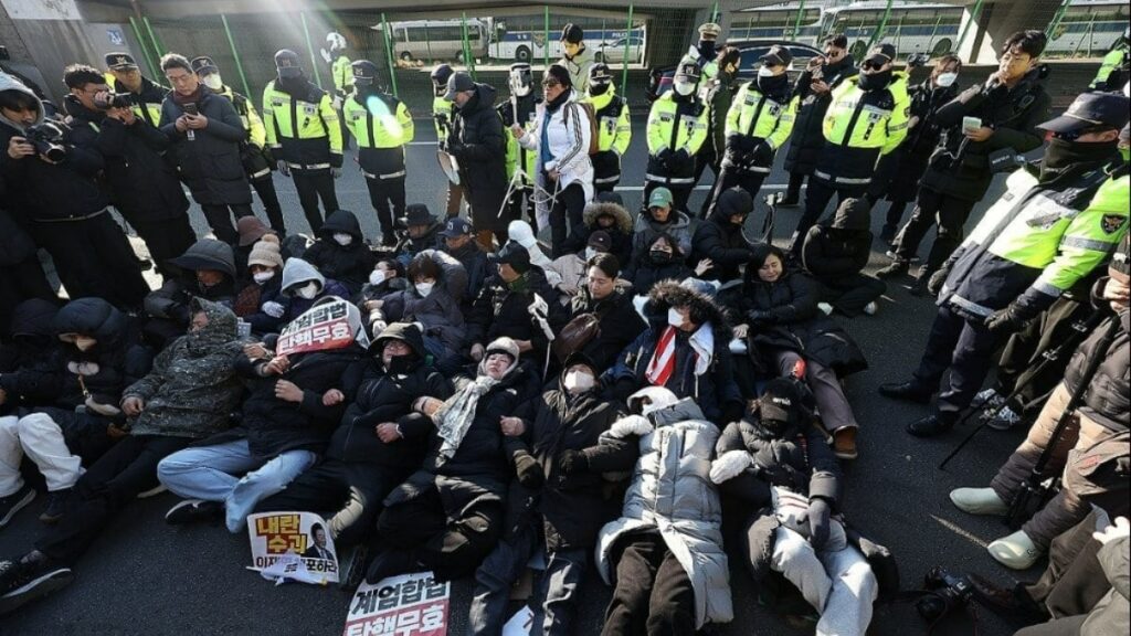 200 destekçi polis karşı ‘etten duvar oldu’, vatana ihanetle suçlanan Başkanı kurtardı