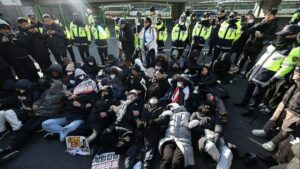 200 destekçi polis karşı ‘etten duvar oldu’, vatana ihanetle suçlanan Başkanı kurtardı