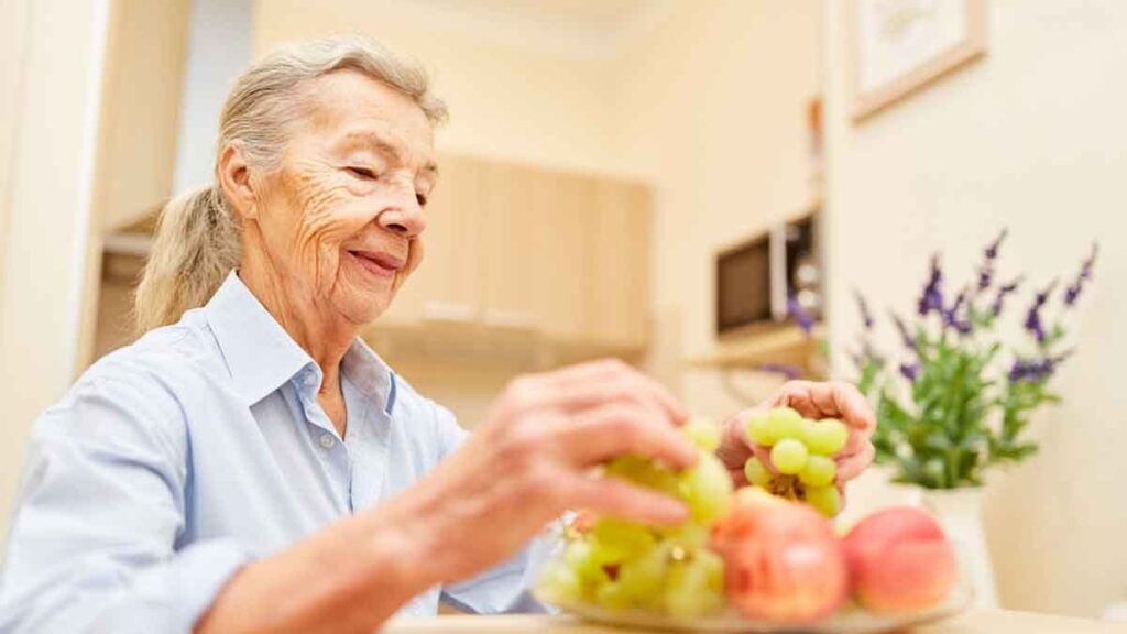 65 yaşından sonra yenilmemesi gereken 6 yiyecek: Çoğu sağlıklı diye her gün tüketiliyor!