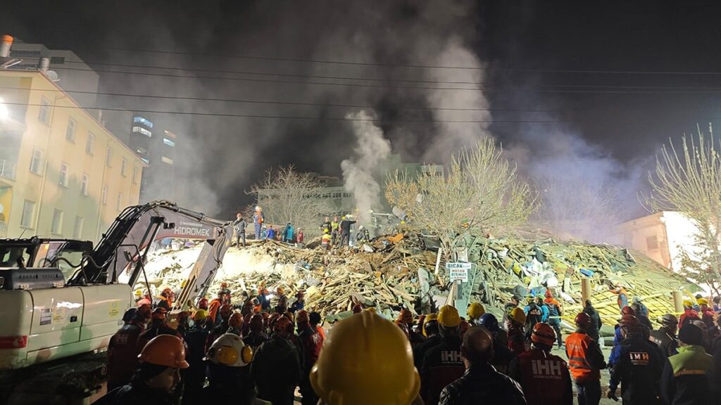 Bakan Yerlikaya: Konya’da iki kişiyi arama çalışmaları devam ediyor