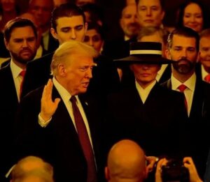 Dünya bu kareyi konuşuyor: Daron Acemoğlu da topa girdi