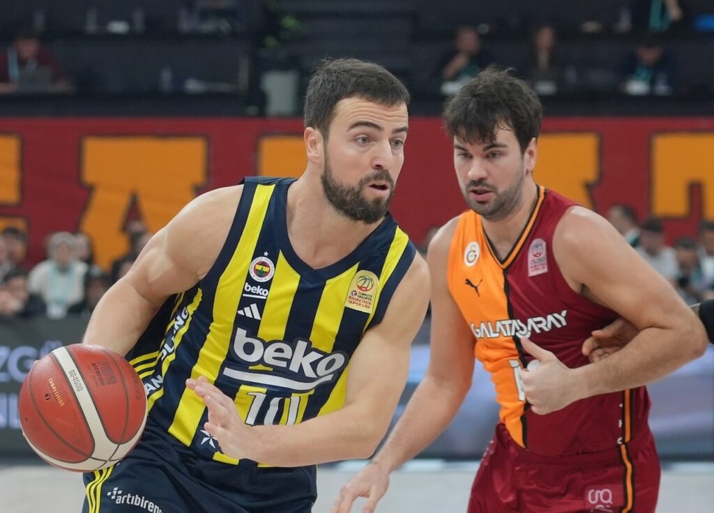 Fenerbahçe deplasmanda Galatasaray’ı devirdi