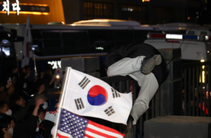 Görevden alınan Başkan için mahkeme binasını bastılar