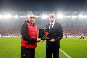 Göztepe Teknik Direktörü Stanimir Stoilov’a Fair-Play ödülü