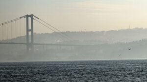 İstanbul Boğazı sis nedeniyle trafiğe kapatıldı