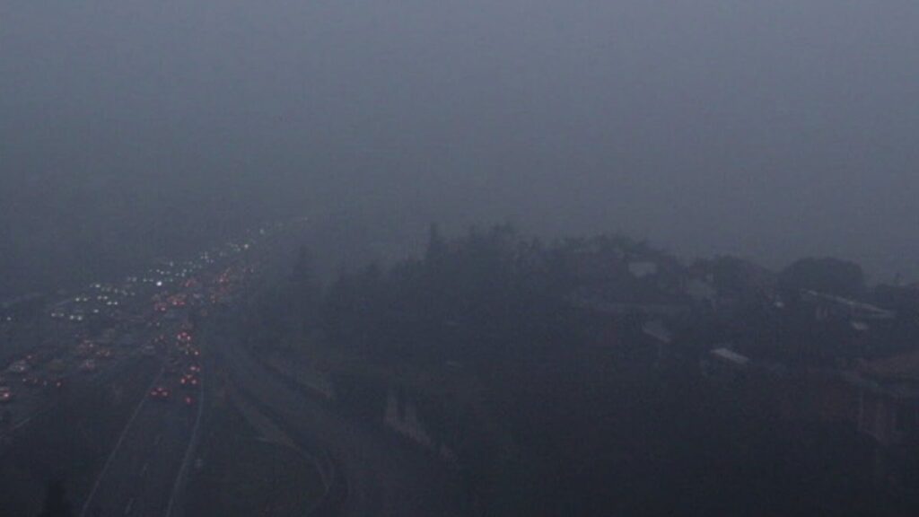 İstanbul neden puslu? Hava kokuyor: Evden çıkmayın!