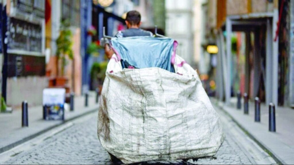 Kağıt toplayıcılarının alın terine göz diktiler