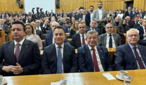 Kurulalı 24 saat olmadı: İlk ayrılık geldi