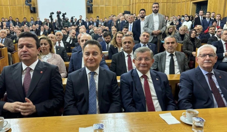 Kurulalı 24 saat olmadı: İlk ayrılık geldi