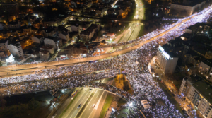 Sırbistan’daki protesto büyüdü, Başbakan istifa etti