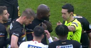 Takım arkadaşına tokat attı kırmızı gördü!